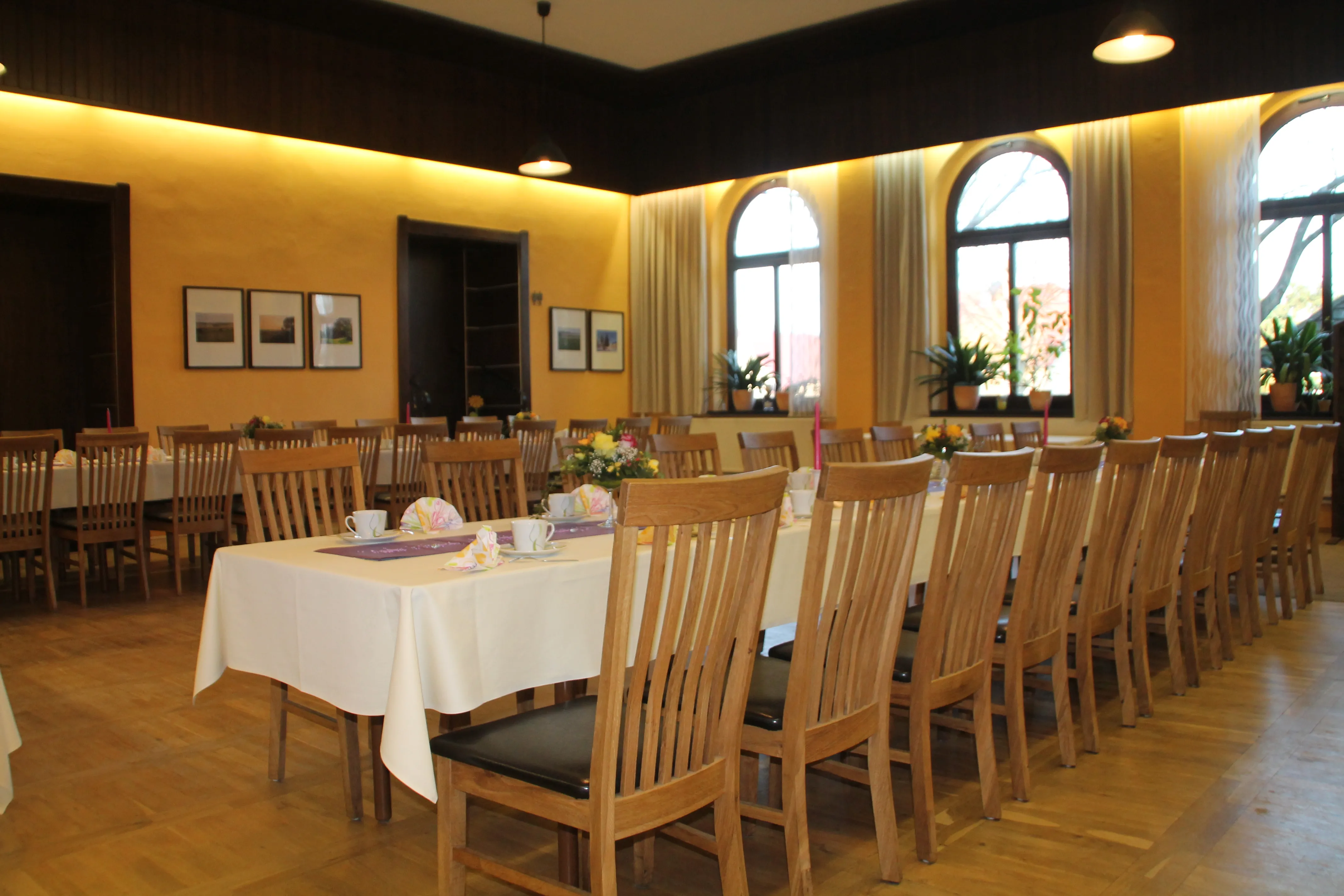 Festlich vorbereitete Tafel im Lindenkrug