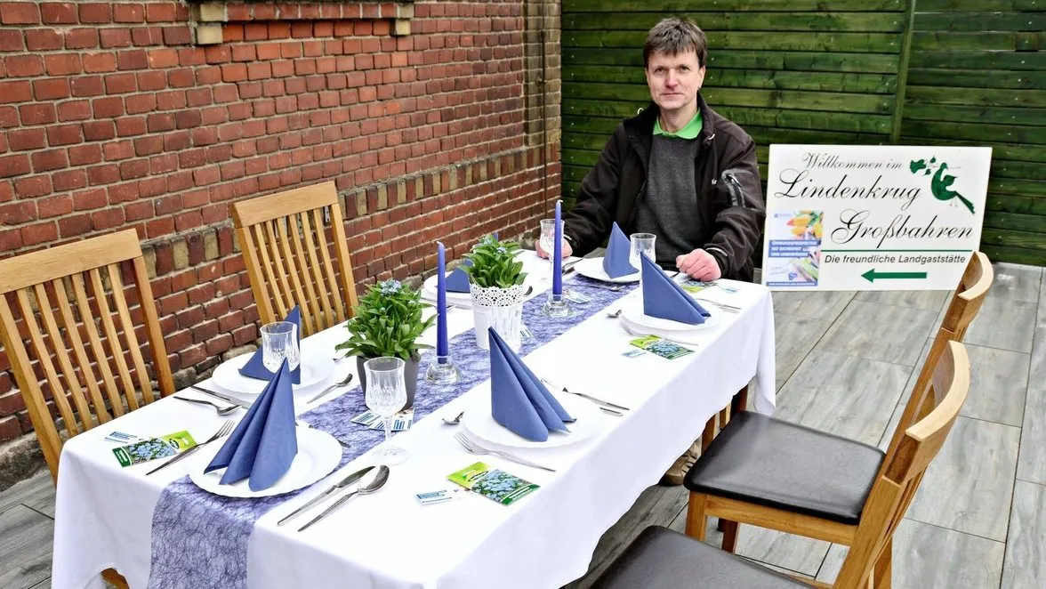 Gedeckter Tisch auf der Terrasse des Lindenkrug