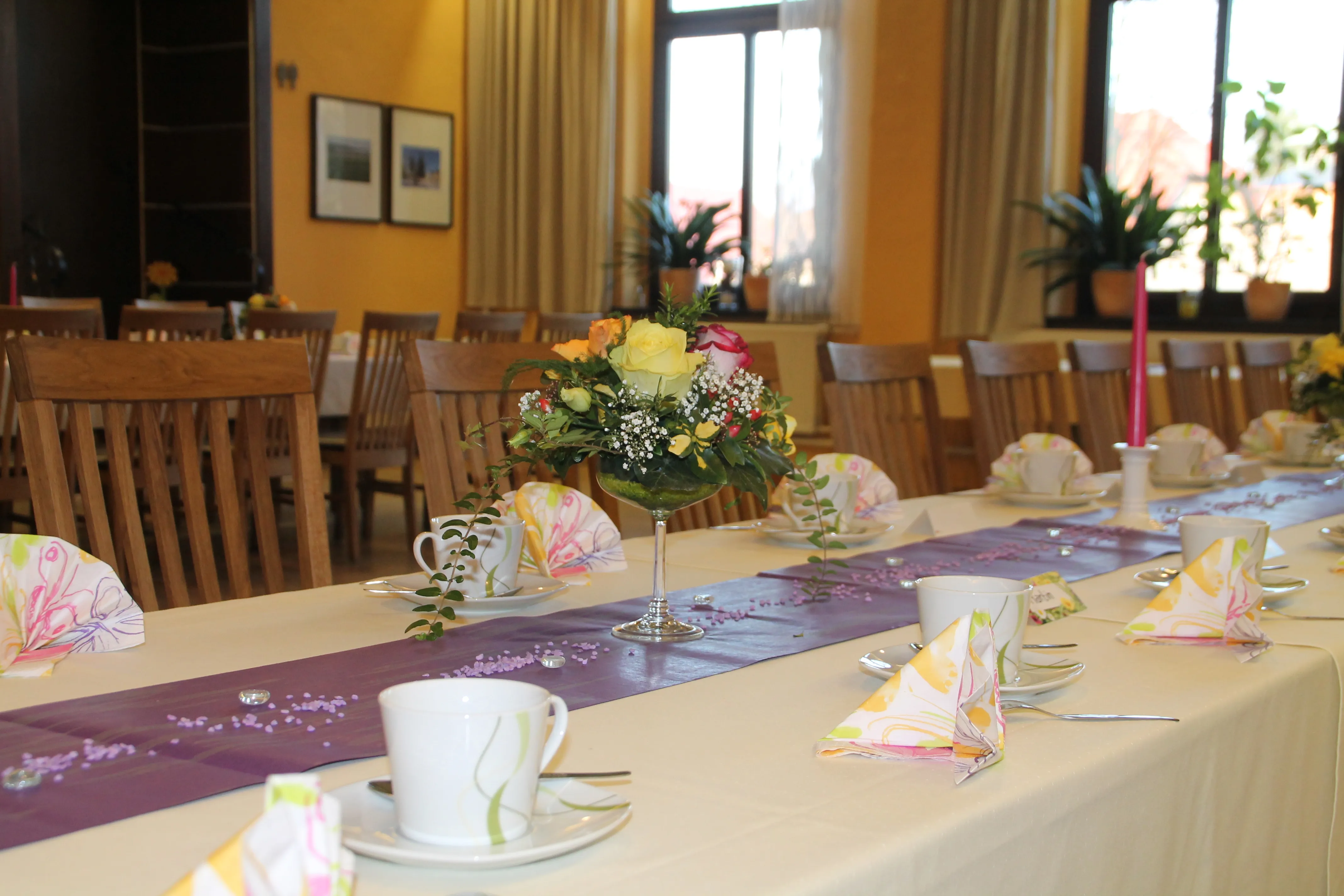 Gedeckte Tafel mit Blumen im Lindenkrug