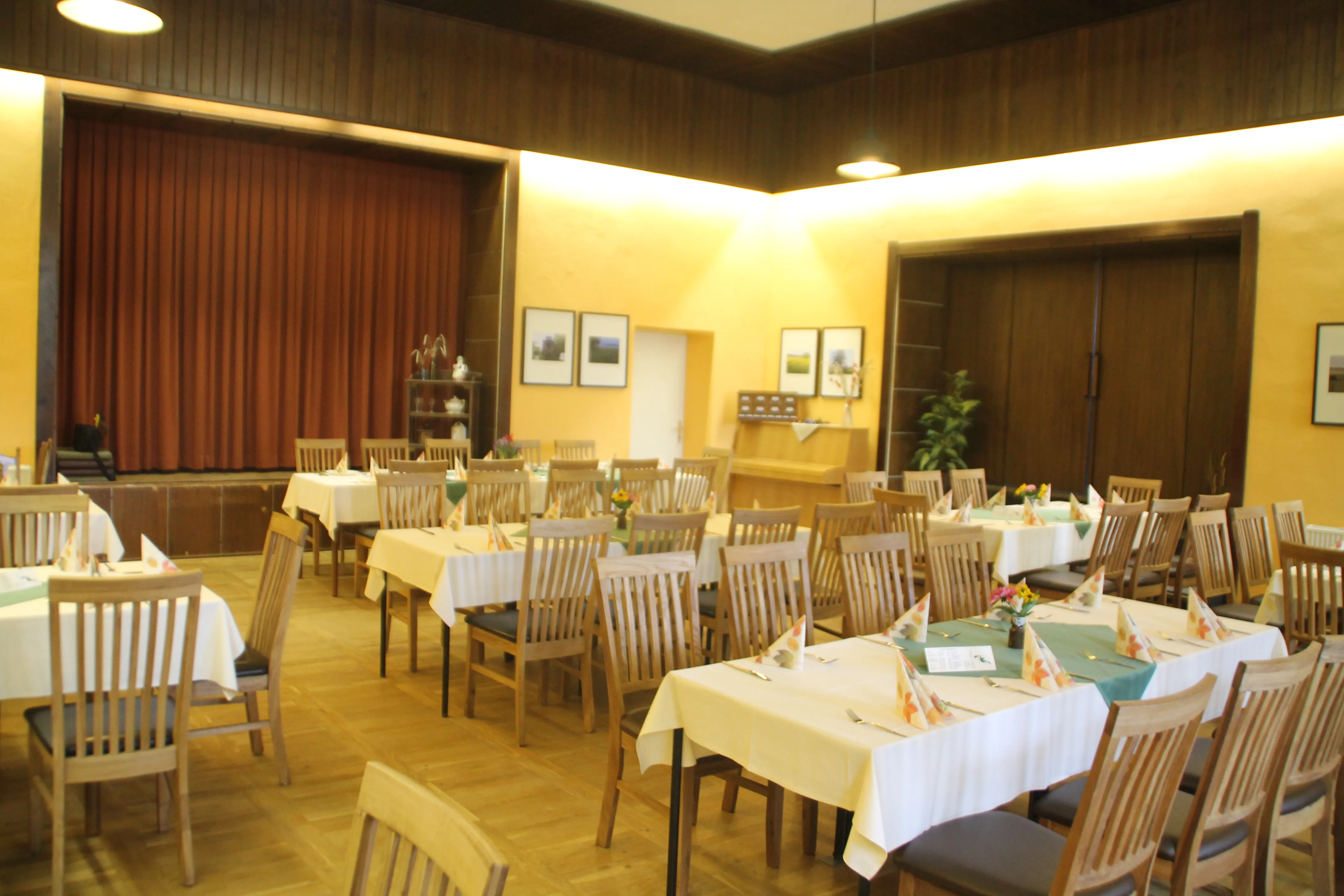 Festlich gedeckter Saal im Lindenkrug